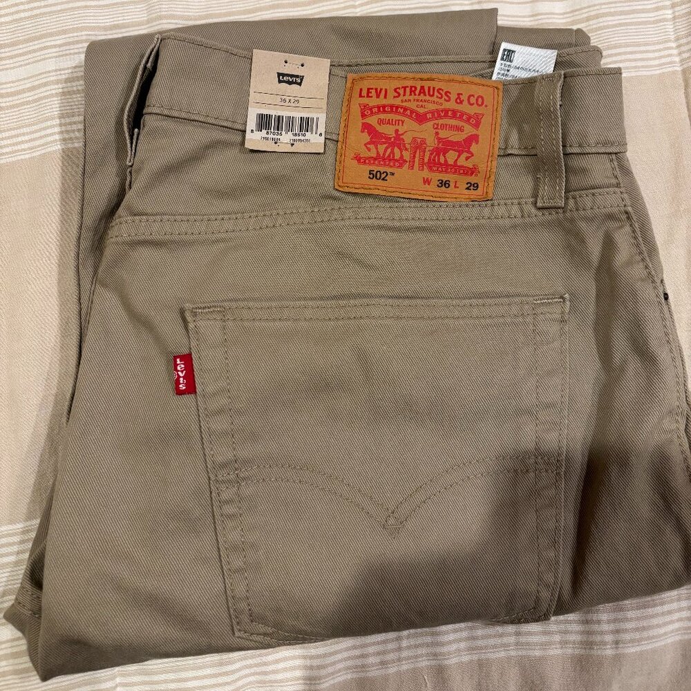 NWT. Levi's Khaki Jeans
